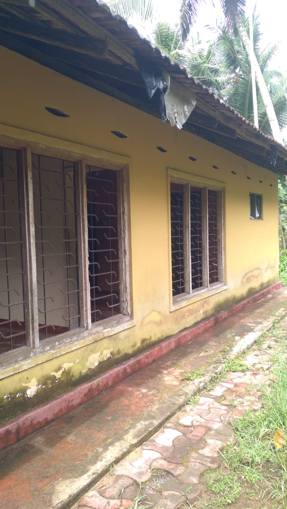 පර්චස් 10 සමග පැරනි නිවසක් විකිනීමට ඇත.