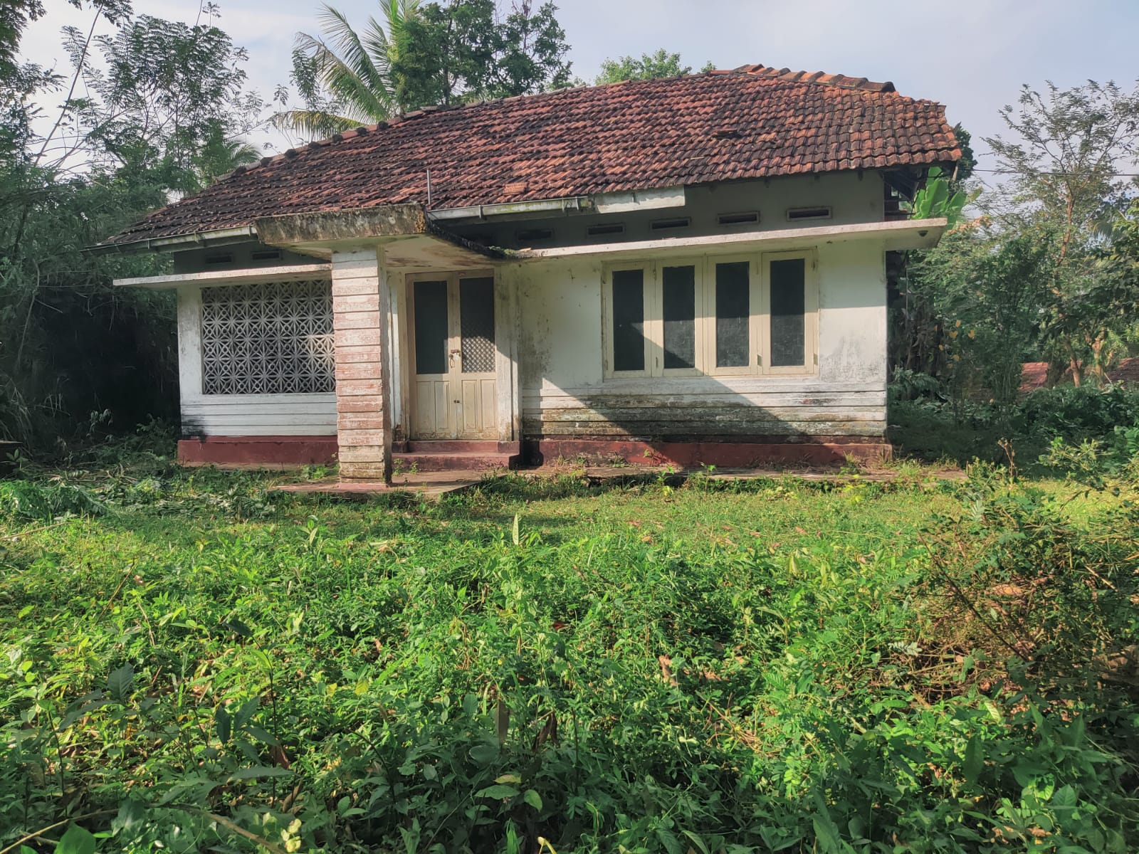 Land for Sale with 100 Years Old Antique House Galle
