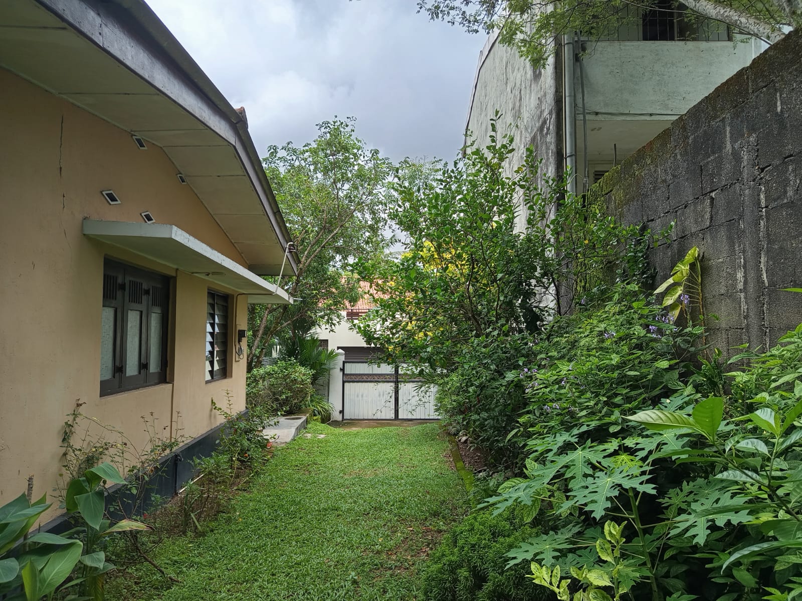 Land with An Old House for Sale in Subhuthipura, Battaramulla
