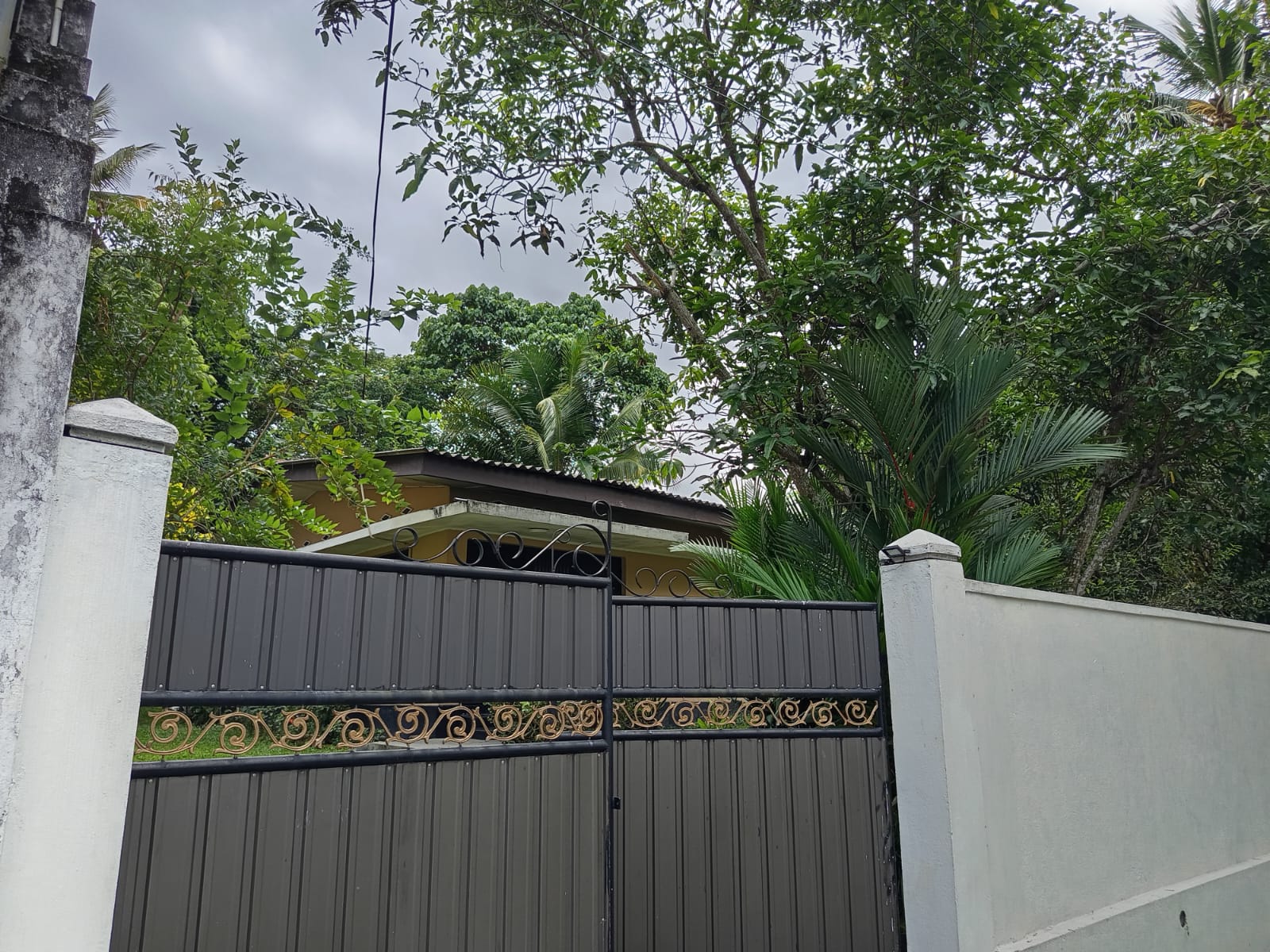 Land with An Old House for Sale in Subhuthipura, Battaramulla