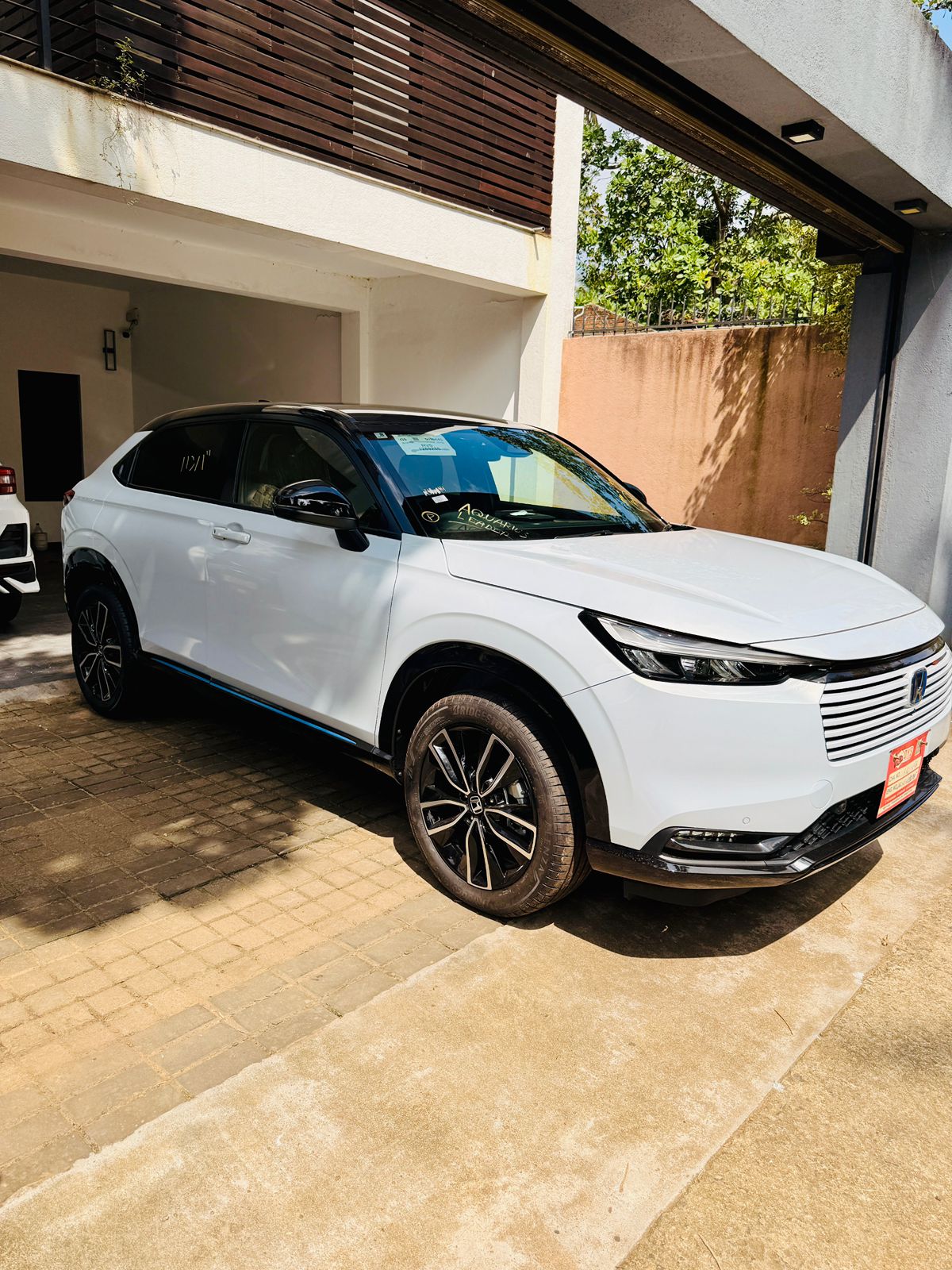 Honda Vezel Z Play Moon Roof 2025