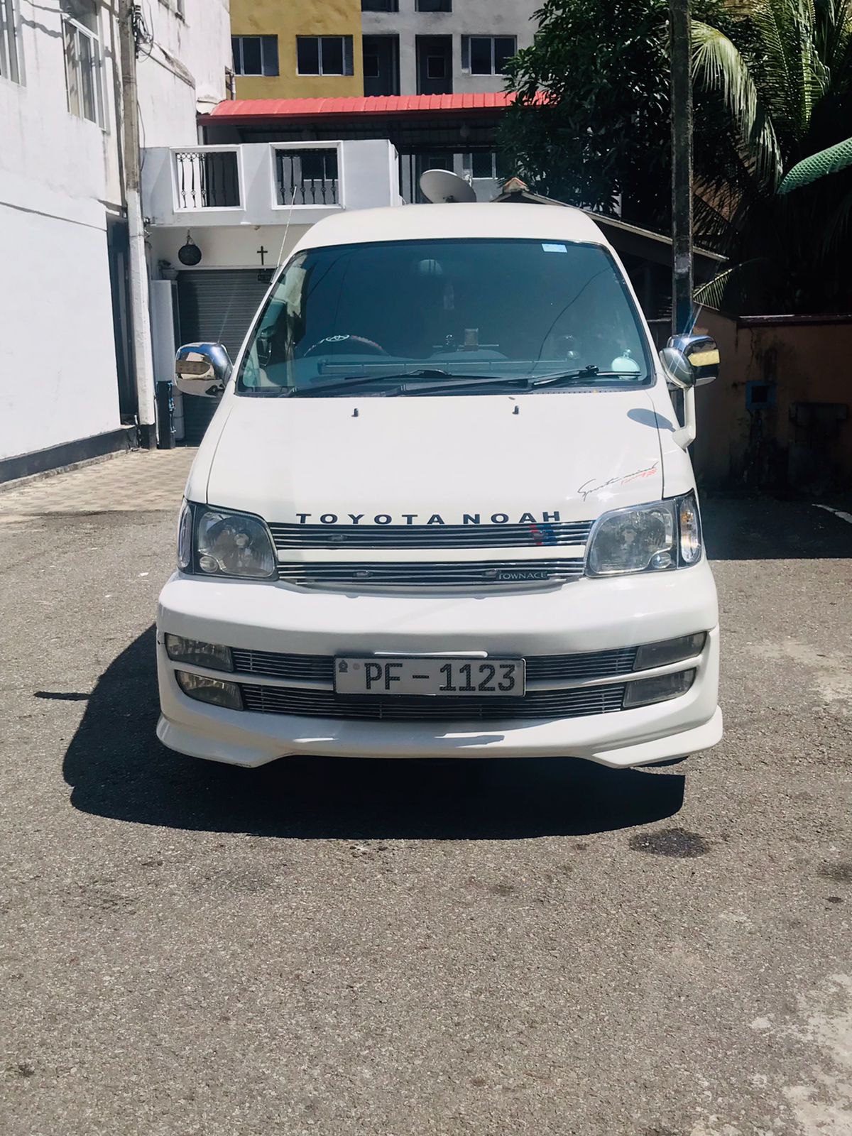 Toyota Noah 2006