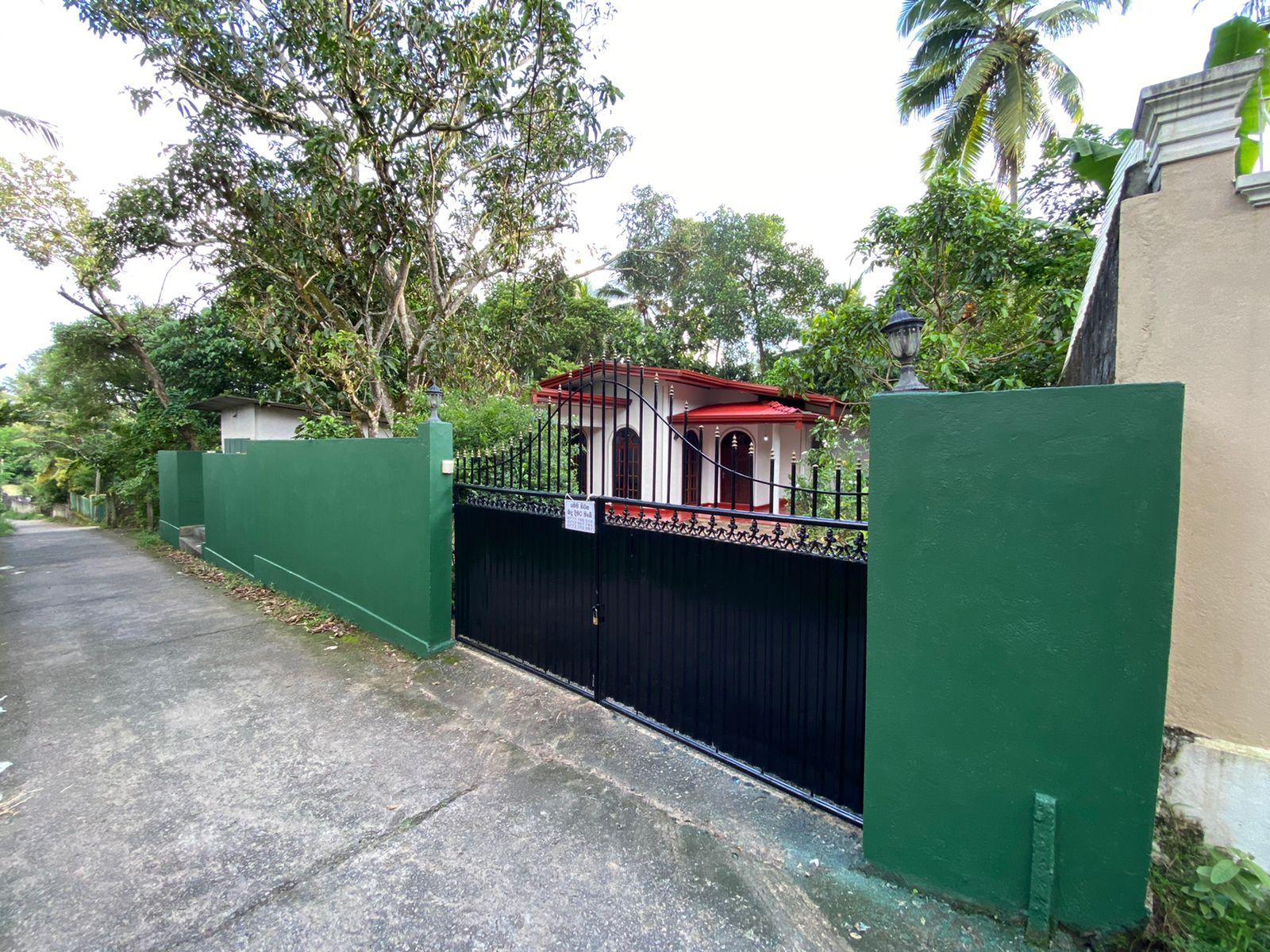 House With Land For Sale In Kadawatha Mawaramandiya.
