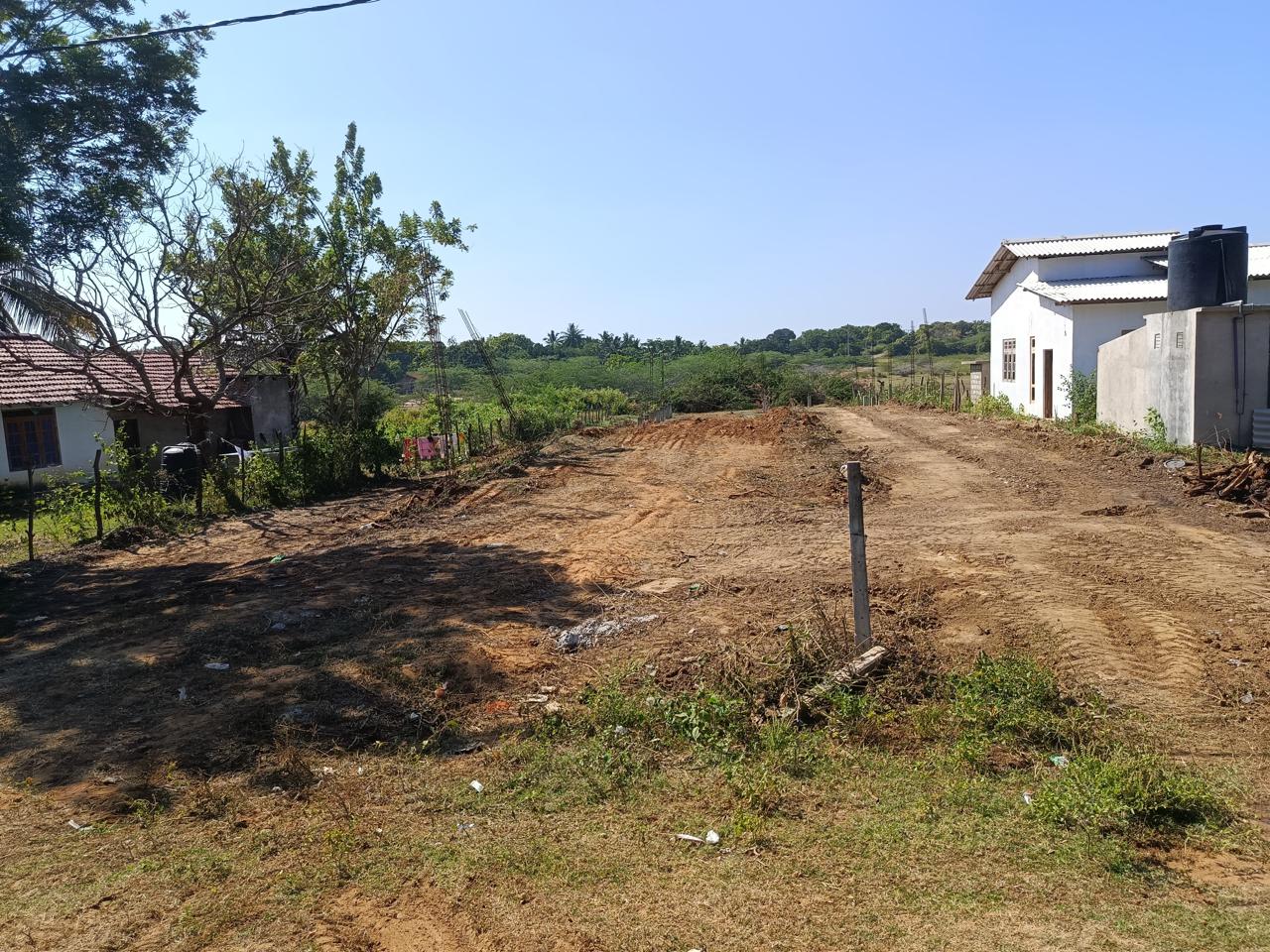 හම්බන්තොට තිස්ස ප්‍රධාන පාරට මුහුණලා ඇති බිම් කොටස විකිණීමට