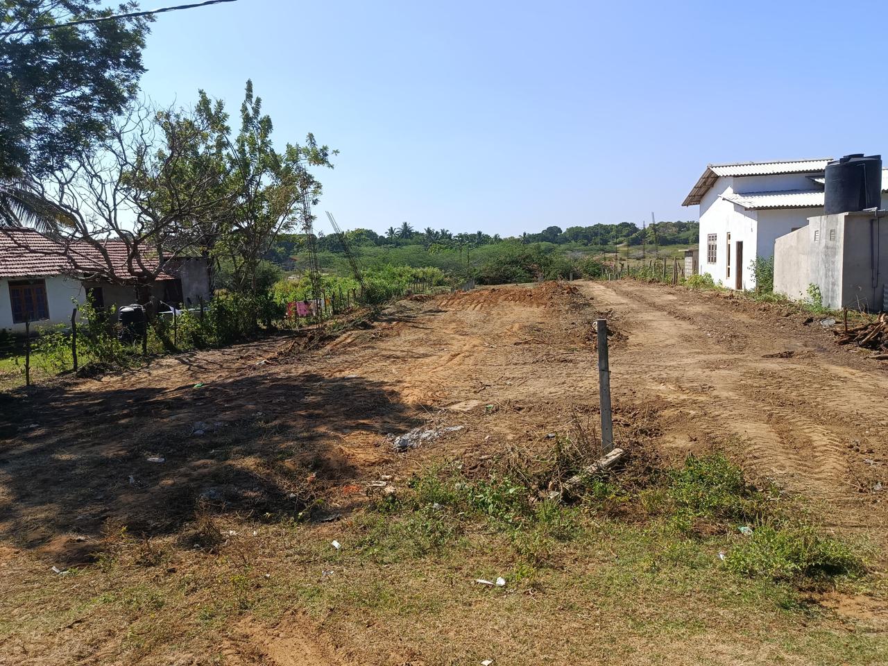 හම්බන්තොට තිස්ස ප්‍රධාන පාරට මුහුණලා ඇති බිම් කොටස විකිණීමට