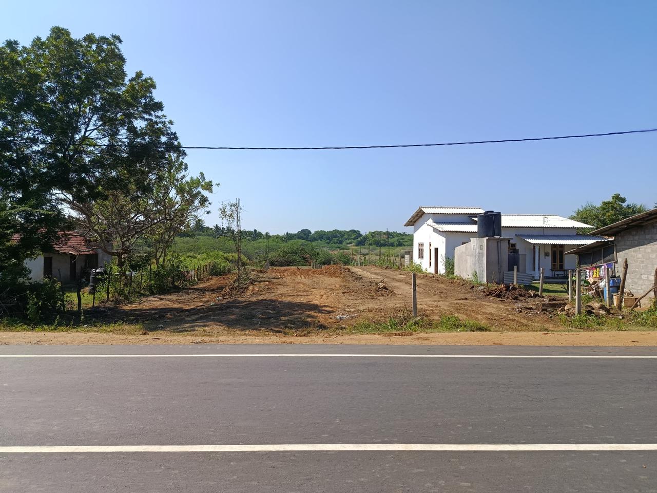 හම්බන්තොට තිස්ස ප්‍රධාන පාරට මුහුණලා ඇති බිම් කොටස විකිණීමට