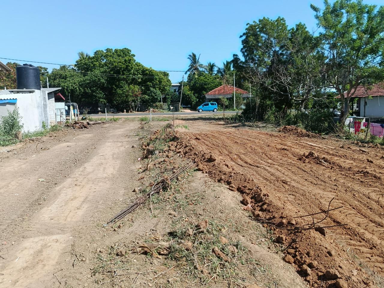 හම්බන්තොට තිස්ස ප්‍රධාන පාරට මුහුණලා ඇති බිම් කොටස විකිණීමට