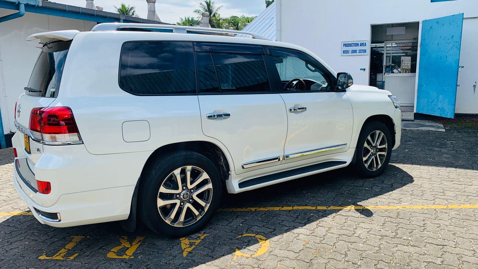 Toyota Land Cruiser Sahara 2013