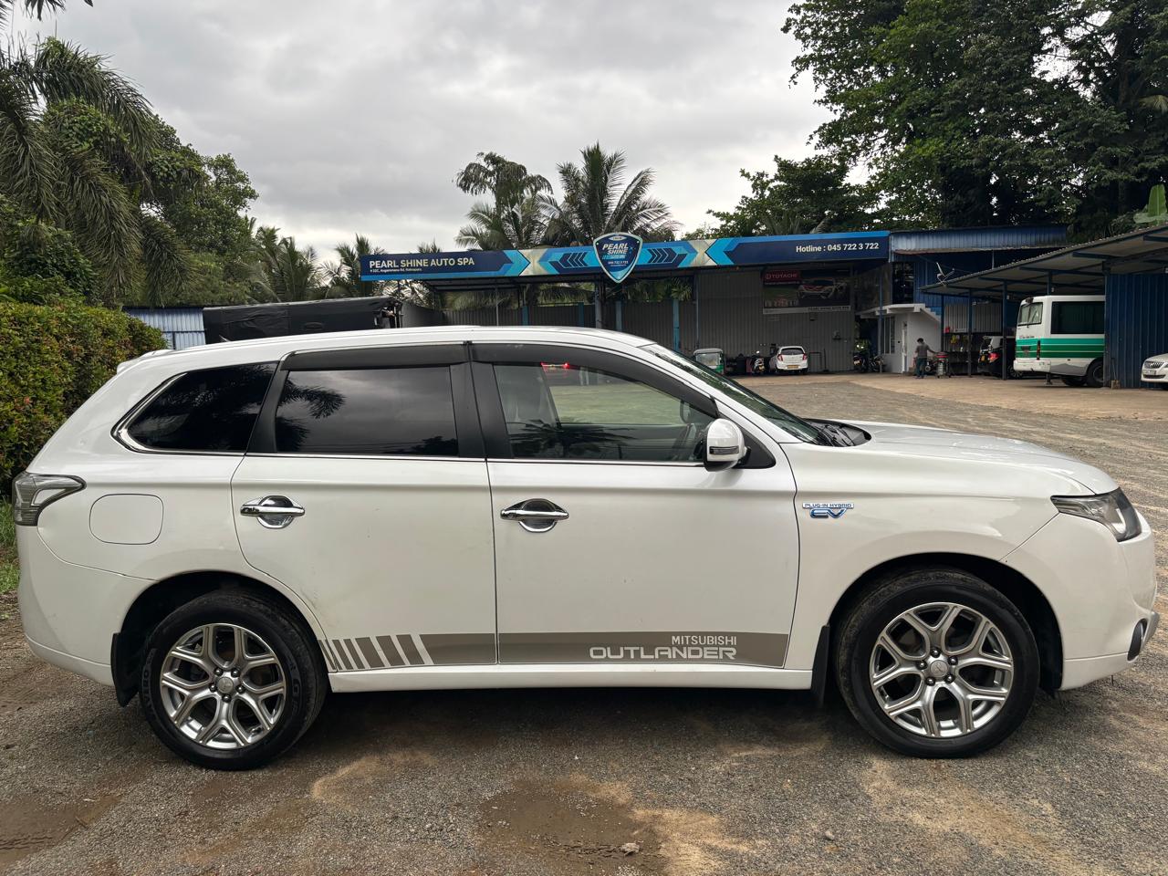 Mitsubishi Outlander PHEV 2015