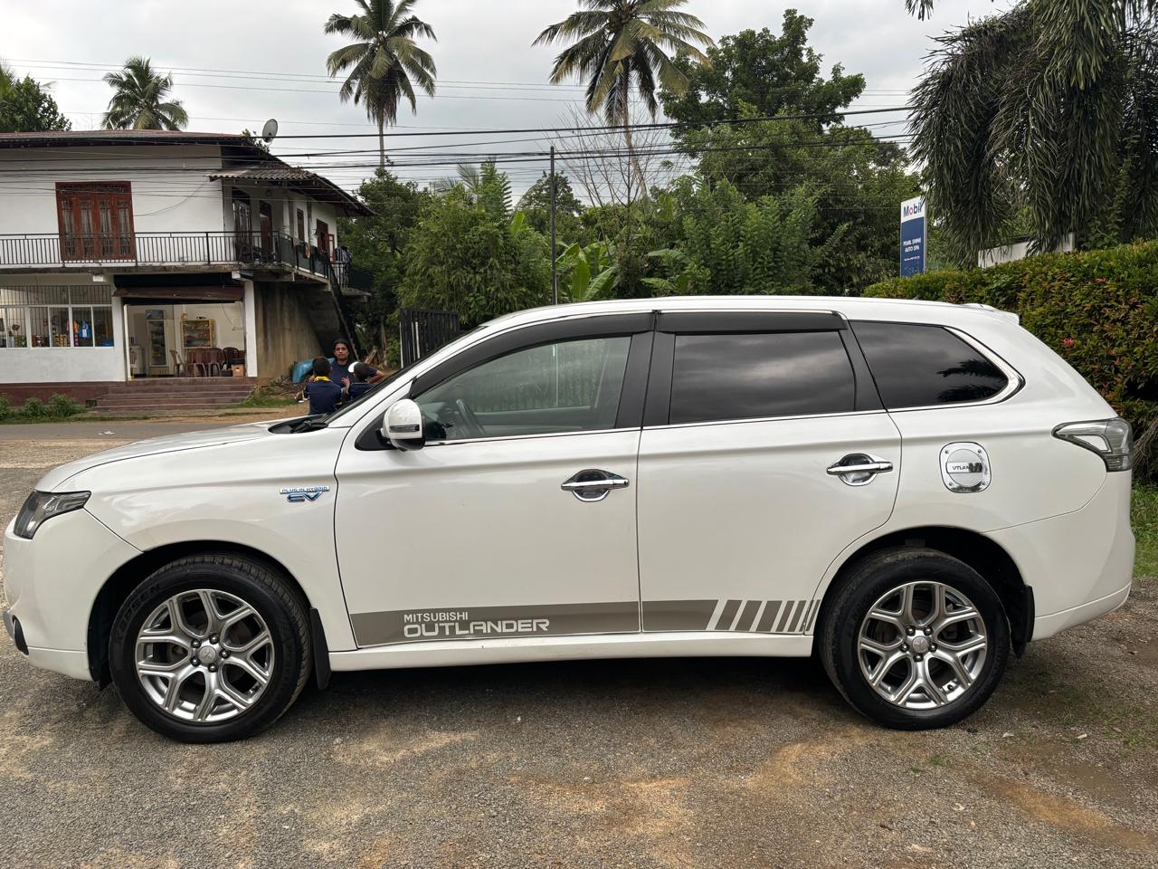 Mitsubishi Outlander PHEV 2015
