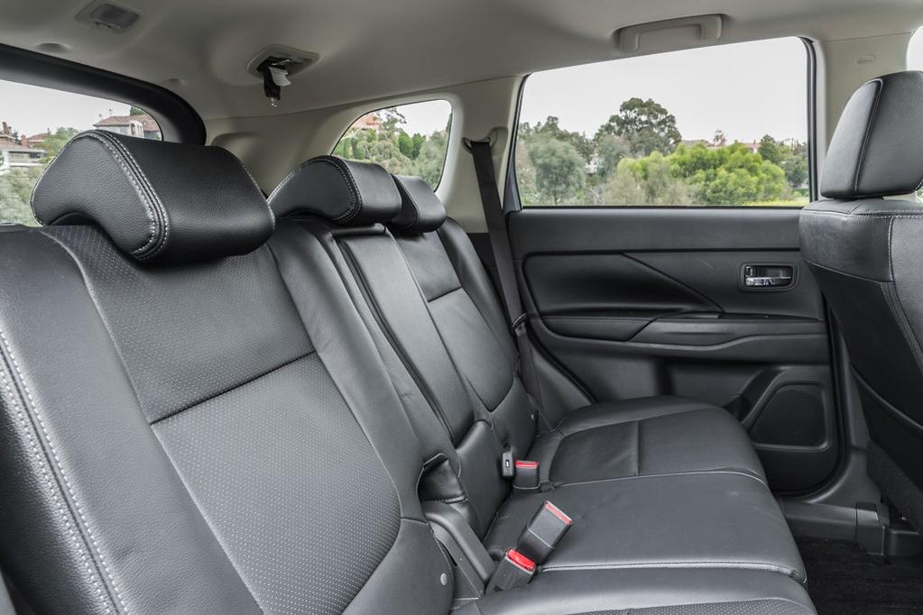 Mitsubishi Outlander SUV PHEV 2015