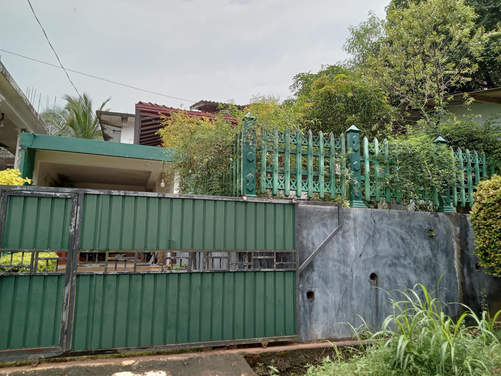 Land With House For Sale In Kuruwita