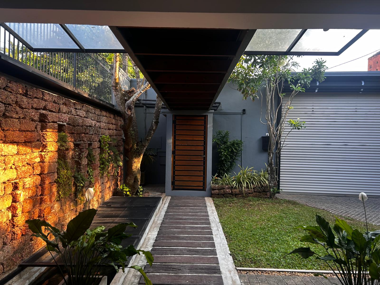 Two Storied Residential House with 18 Perch Land in Thalapathpitiya