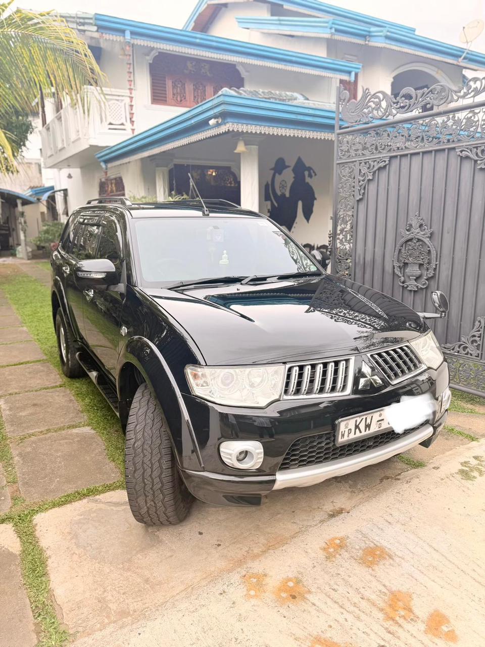 Mitsubishi Montero 2012