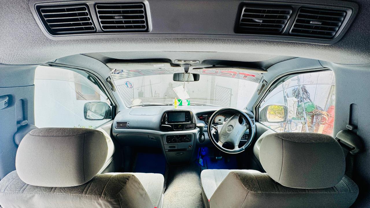 Toyota Noah KR 42 2003