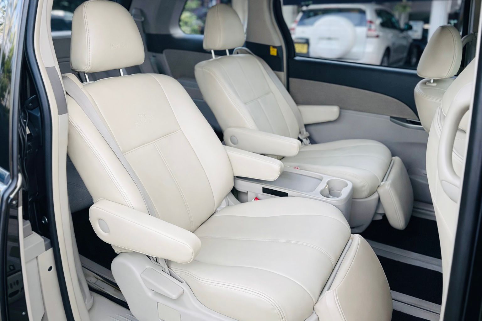 Toyota Estima 2010