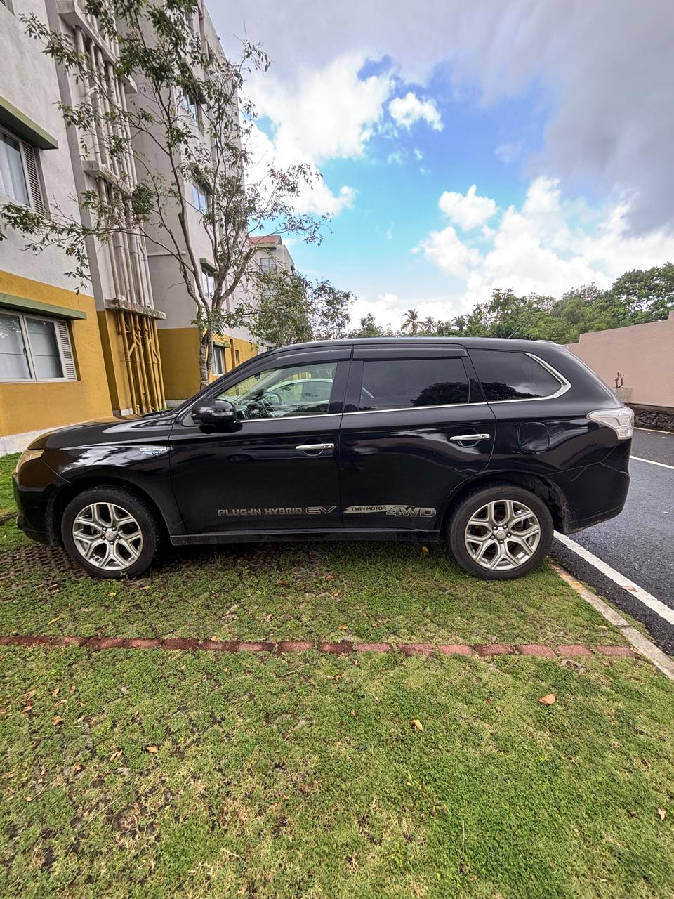 Mitsubishi Outlander PHEV 2014