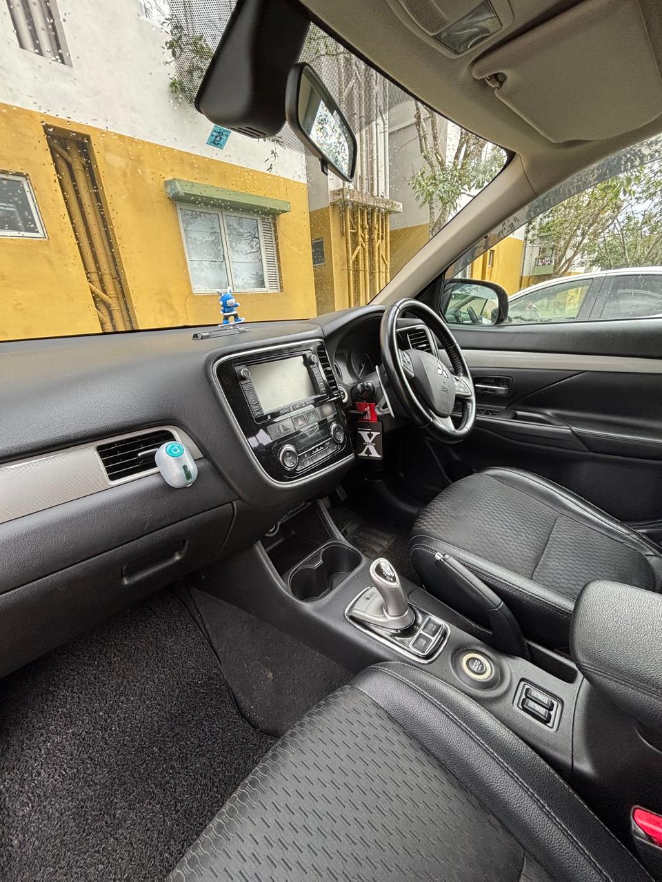 Mitsubishi Outlander PHEV 2014