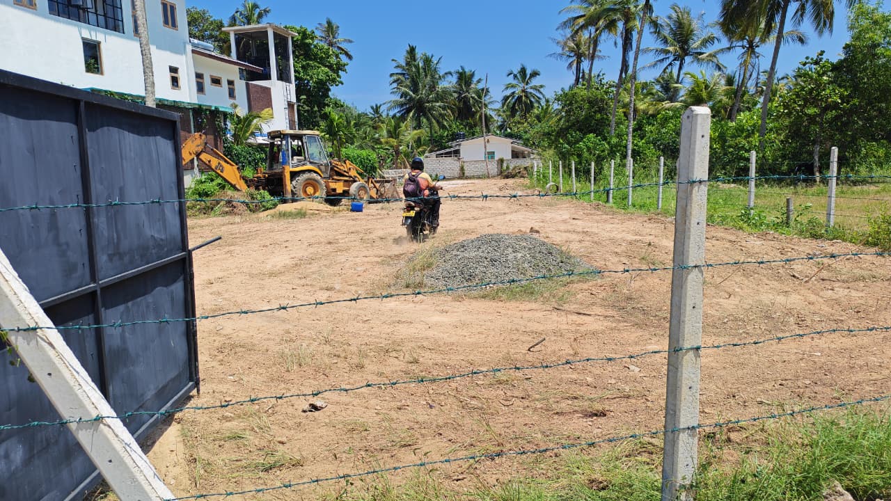 Land for Sale in UnawatunaAddress: 6.017674, 80.255091 Land type: Commercial, Residential, Other Land size: 41.0 perches