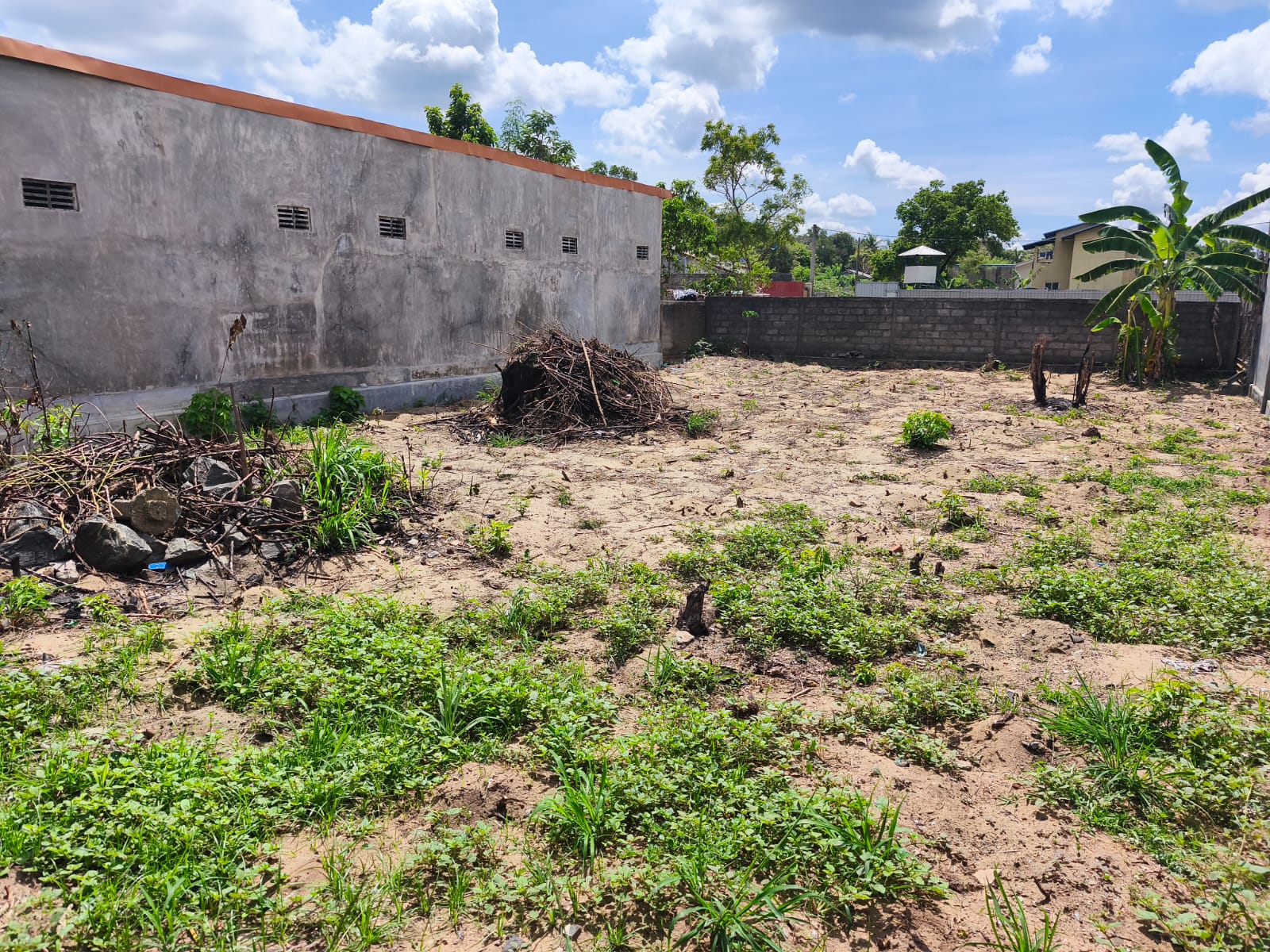අගනා හතරැස් ඉඩමක් ඒකල නිවාසිපුර නිවාස සංකීර්ණය අසලින්