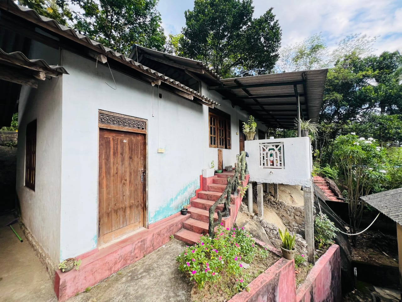 මොනරාගල ප්‍රදාන රෝහල අසල පර්චස් ගොඩනැගිලි සමගම 80ක ඉඩමක් විකිණිමට