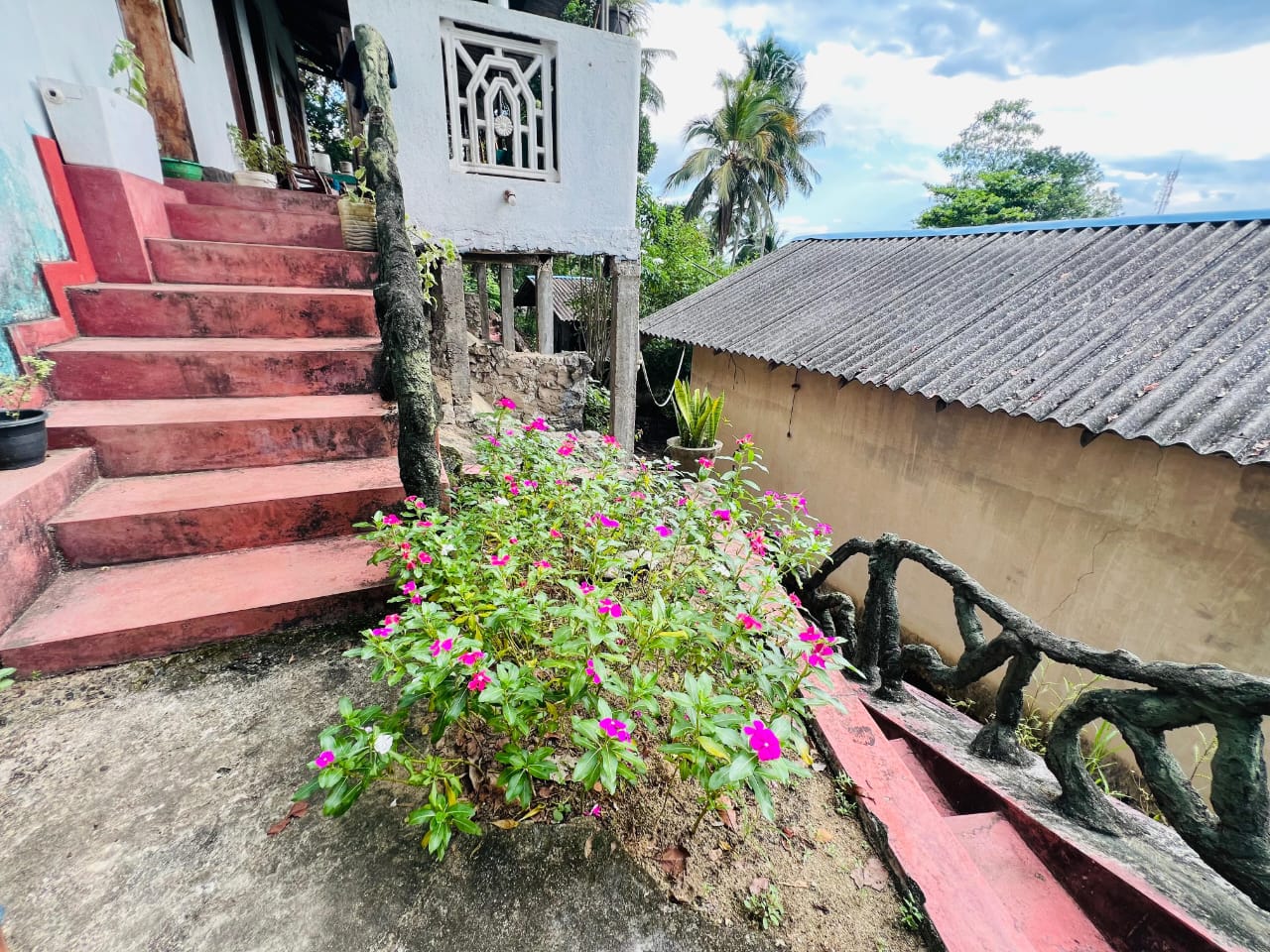 මොනරාගල ප්‍රදාන රෝහල අසල පර්චස් ගොඩනැගිලි සමගම 80ක ඉඩමක් විකිණිමට