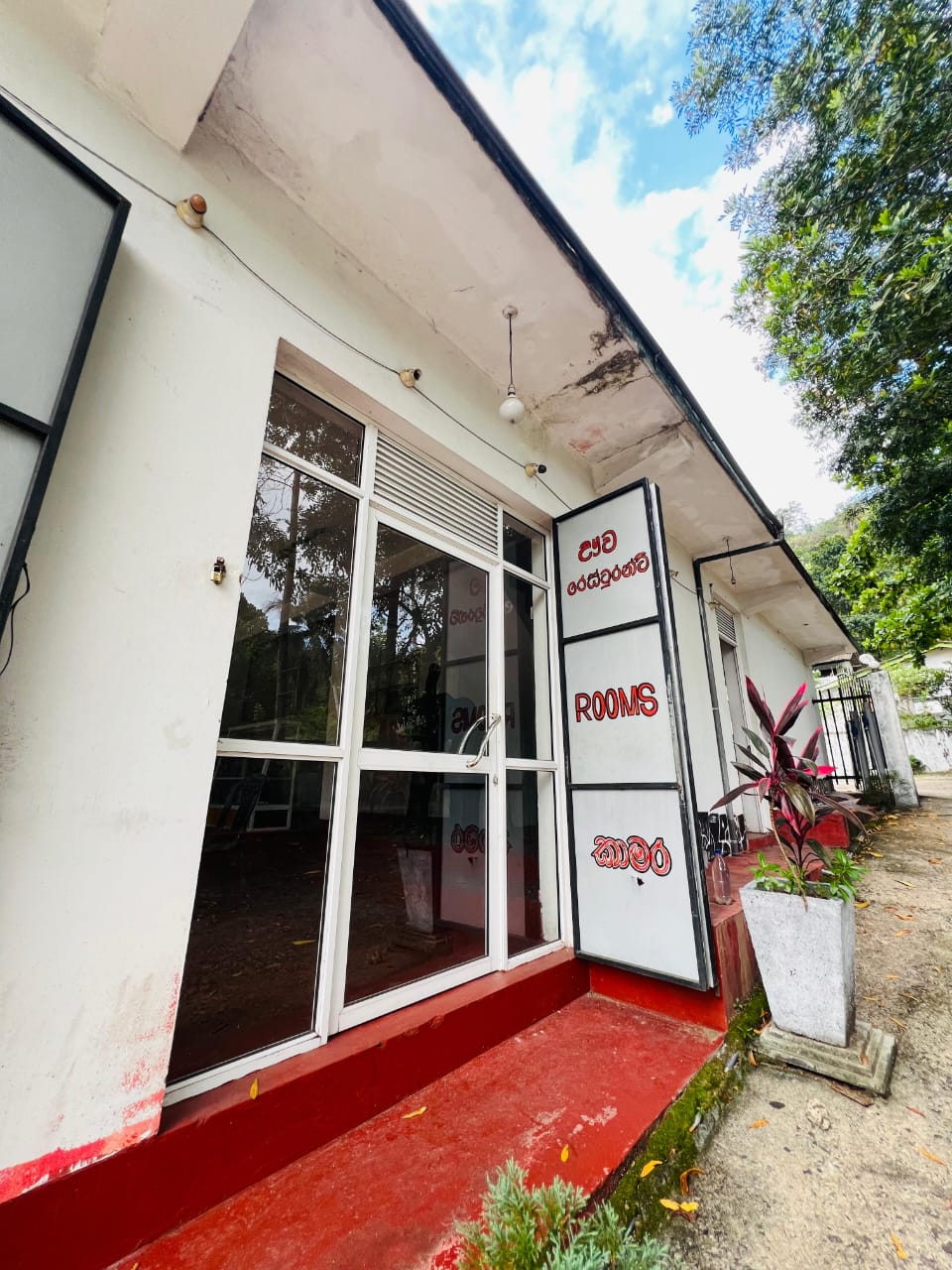 මොනරාගල ප්‍රදාන රෝහල අසල පර්චස් ගොඩනැගිලි සමගම 80ක ඉඩමක් විකිණිමට