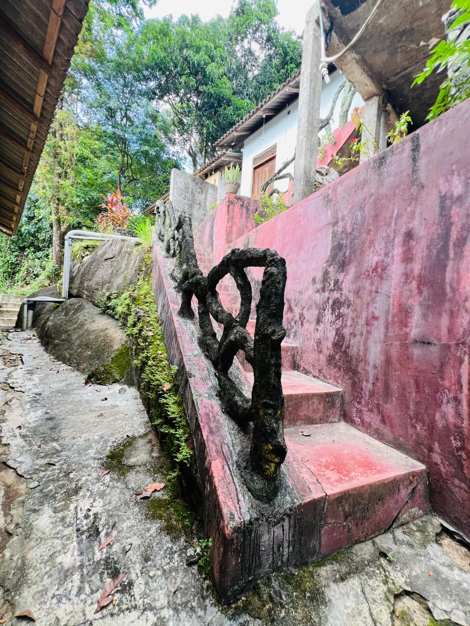 මොනරාගල ප්‍රදාන රෝහල අසල පර්චස් ගොඩනැගිලි සමගම 80ක ඉඩමක් විකිණිමට