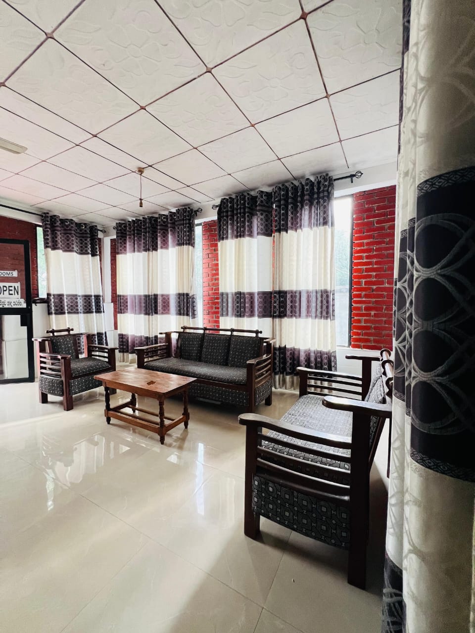 මොනරාගල ප්‍රදාන රෝහල අසල පර්චස් ගොඩනැගිලි සමගම 80ක ඉඩමක් විකිණිමට