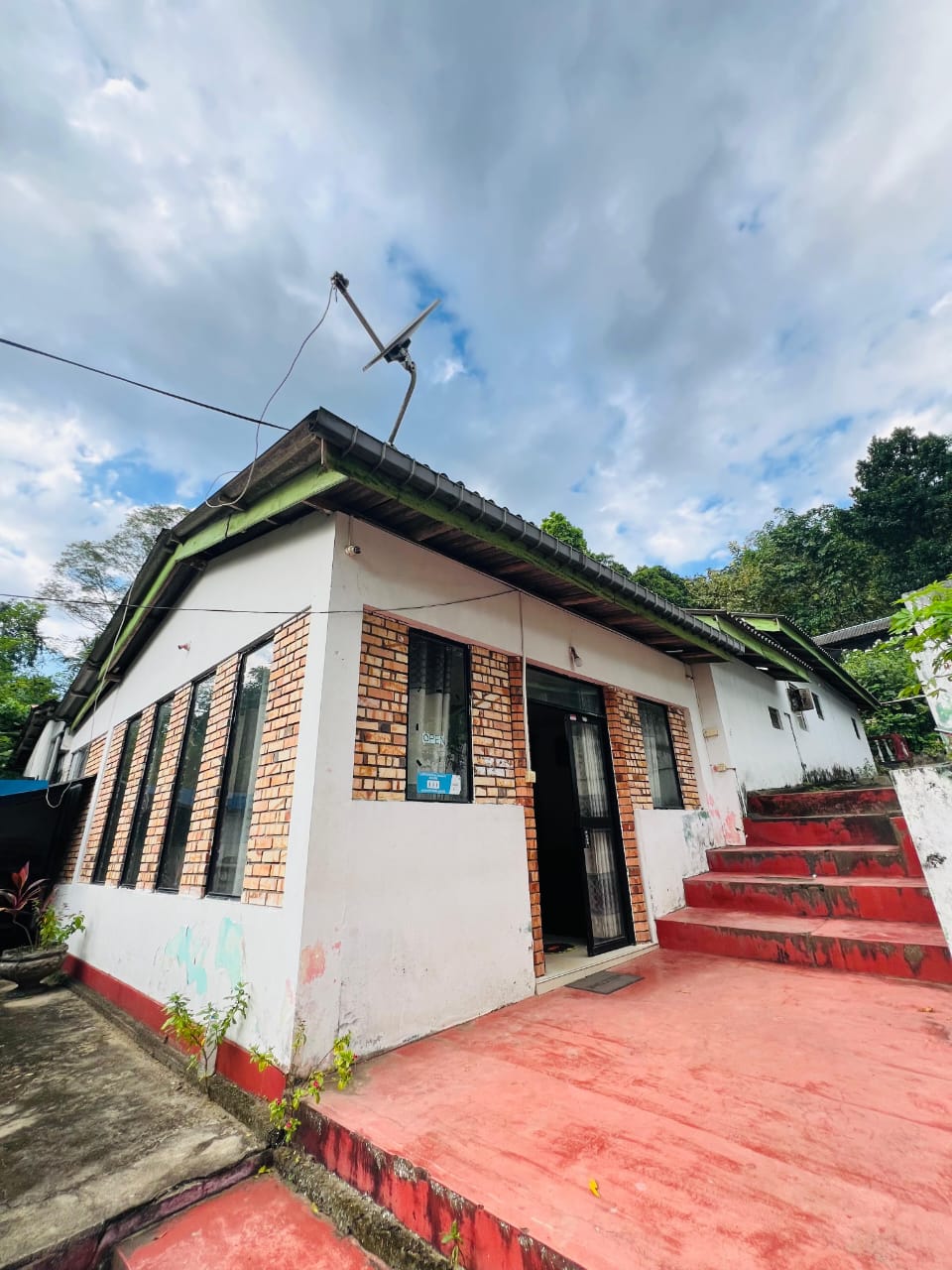 මොනරාගල ප්‍රදාන රෝහල අසල පර්චස් ගොඩනැගිලි සමගම 80ක ඉඩමක් විකිණිමට