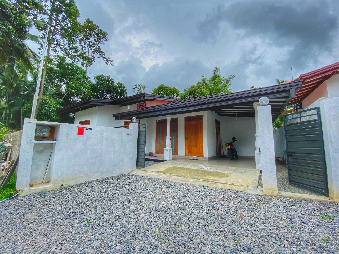 අංගසම්පූර්ණ තනි තට්ටුවේ නිවසක් විකිණීමට කඩුවෙල