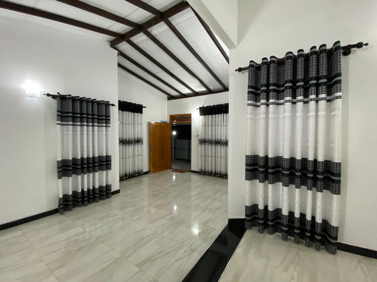 අංගසම්පූර්ණ තනි තට්ටුවේ නිවසක් විකිණීමට කඩුවෙල