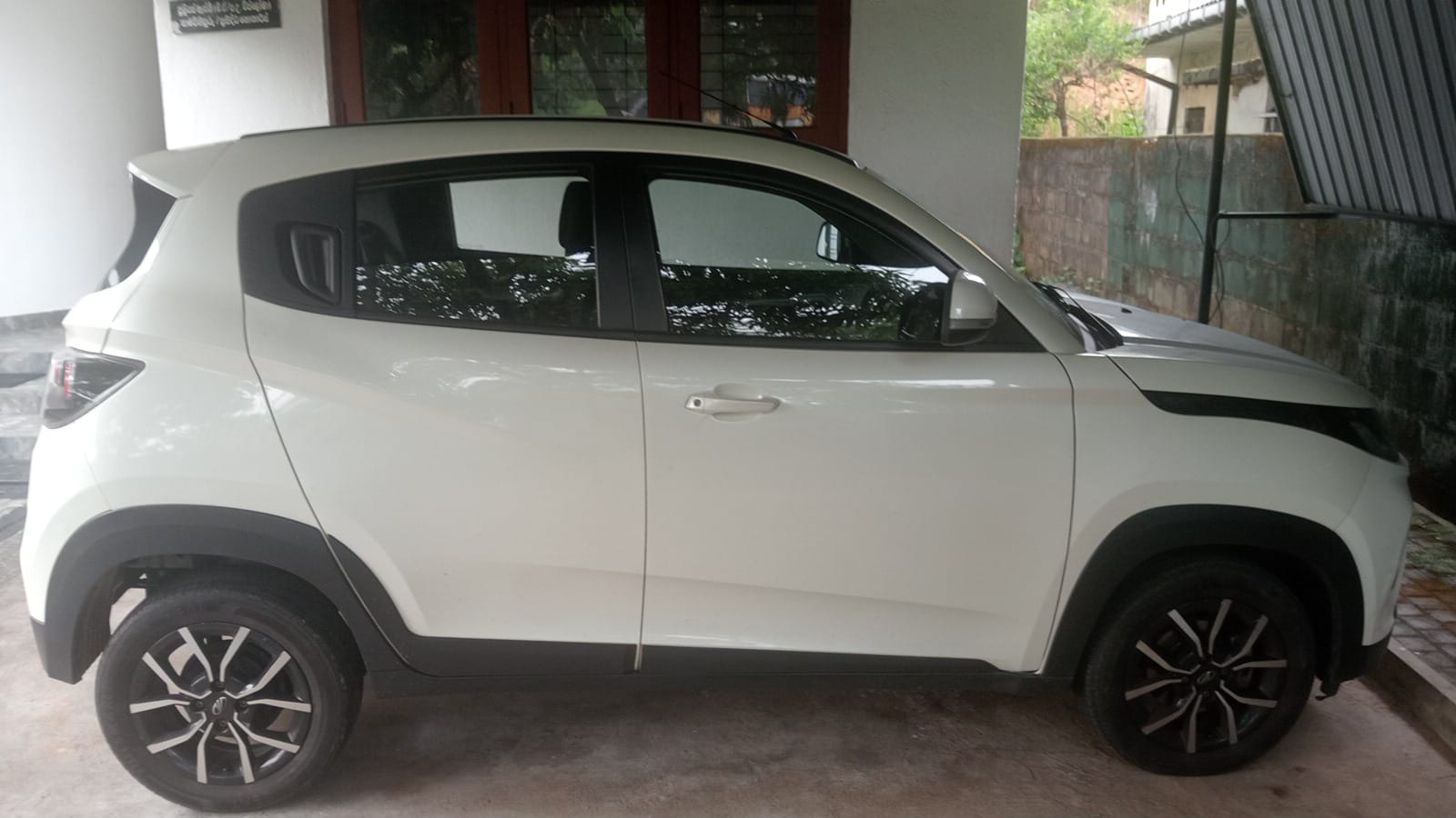 Mahindra KUV 100 2023