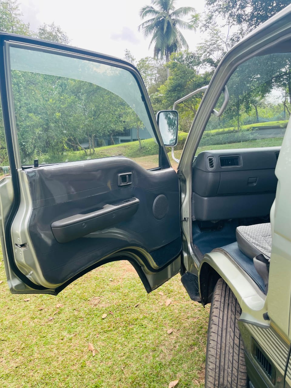 Nissan Caravan GLL 1999