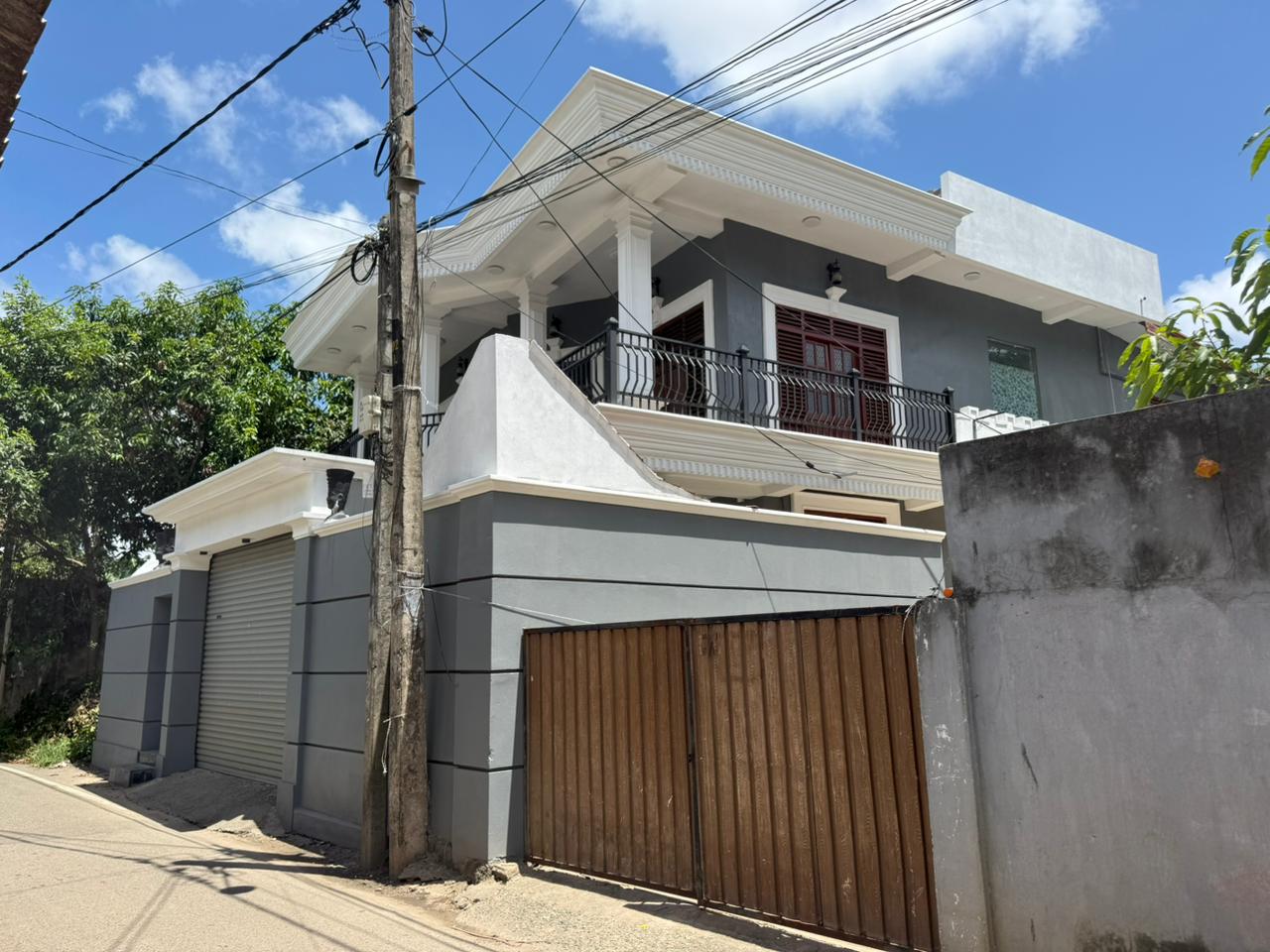 New Molding Design House Sale Wellampitya