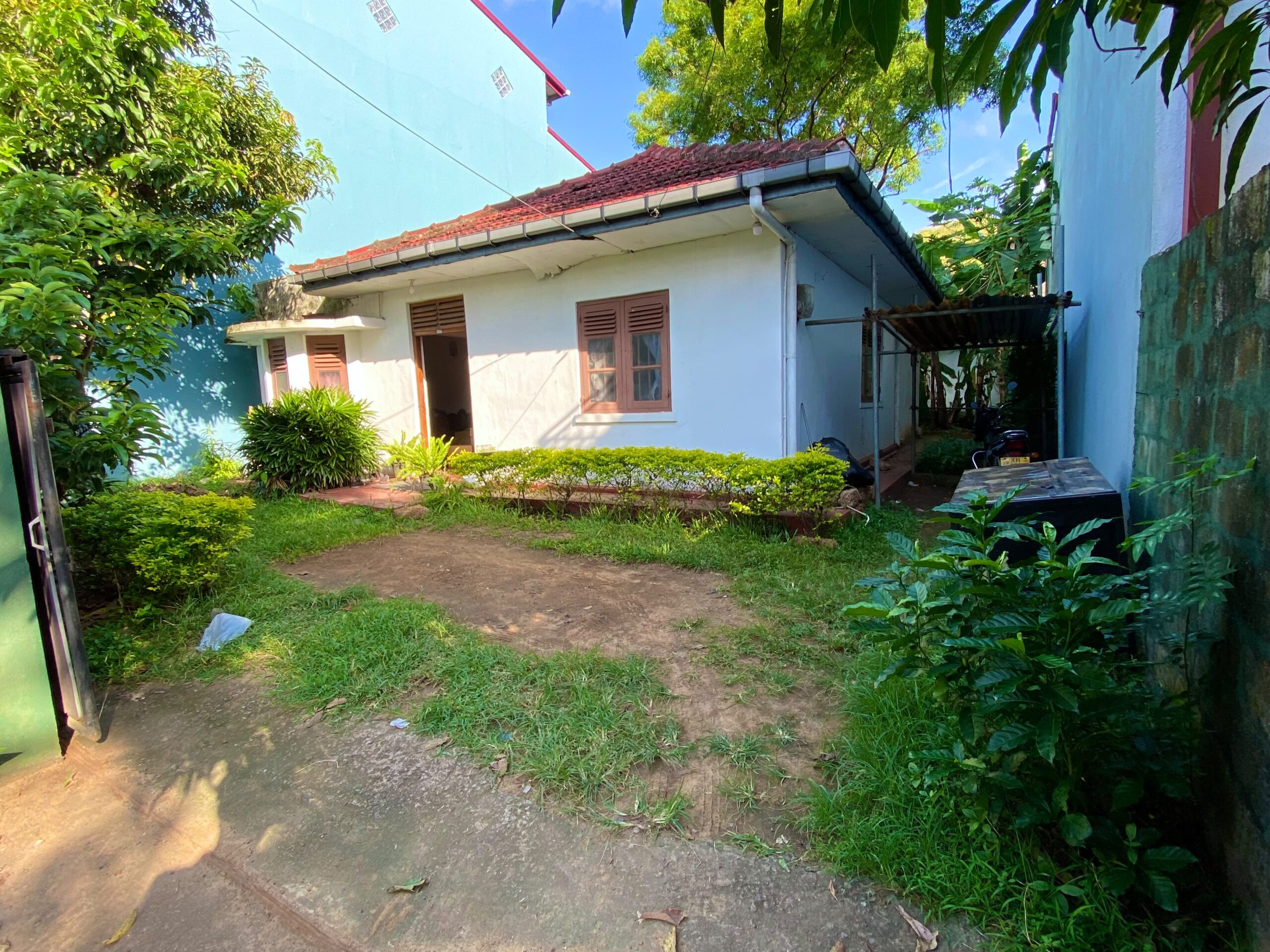 Valuable 10 Perch Land with House for Sale Borelasgamuwa