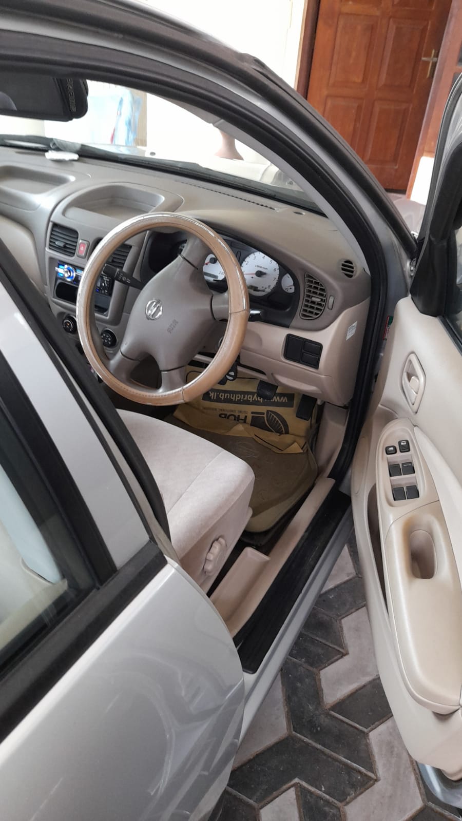 Nissan N16 2011