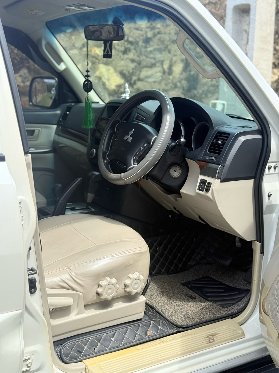 Mitsubishi Montero V98 2013