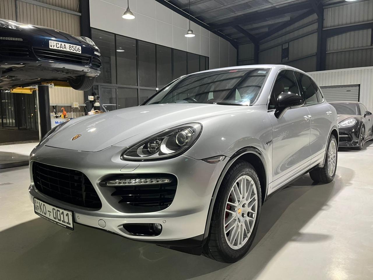 Porsche Cayenne Black Red 2011