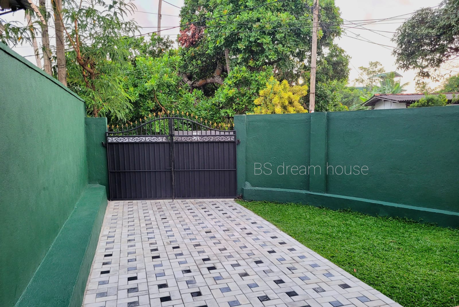 පිළියන්දල p.s පෙරේරා මාවතේ අංගසම්පූර්ණ තනිමහල් නිවසක් විකිණීමට ඇත.