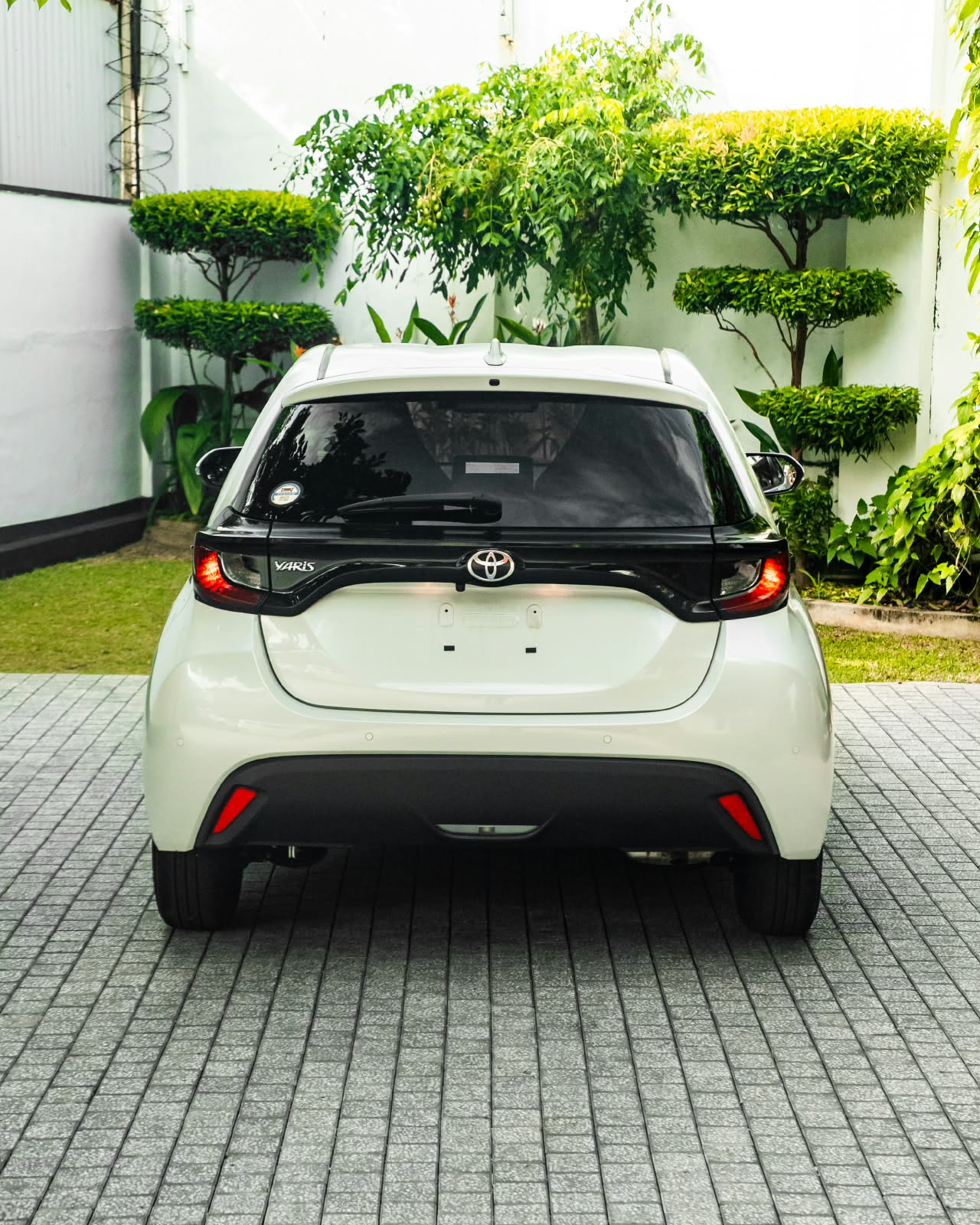 Toyota Yaris G pearl white  2024