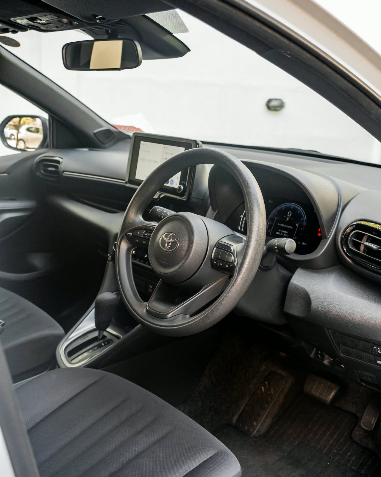 Toyota Yaris G pearl white  2024