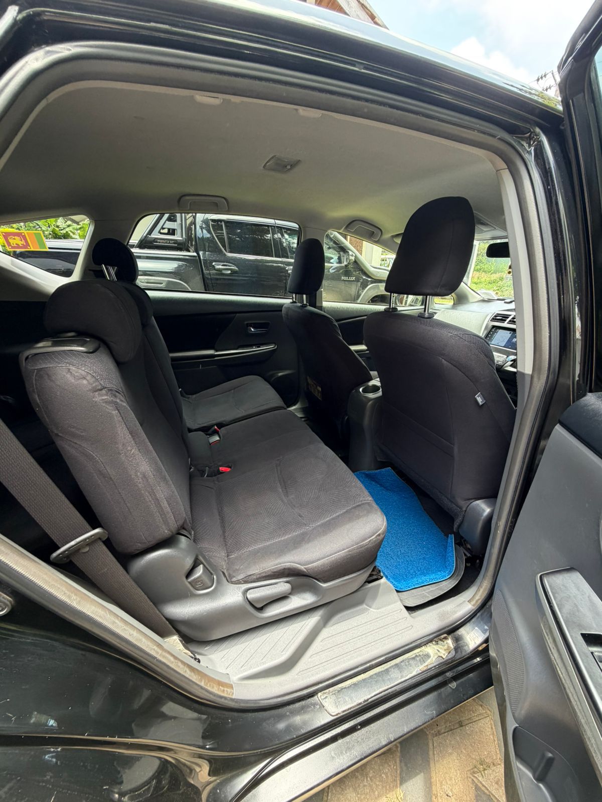 Toyota Prius Alpha 2014