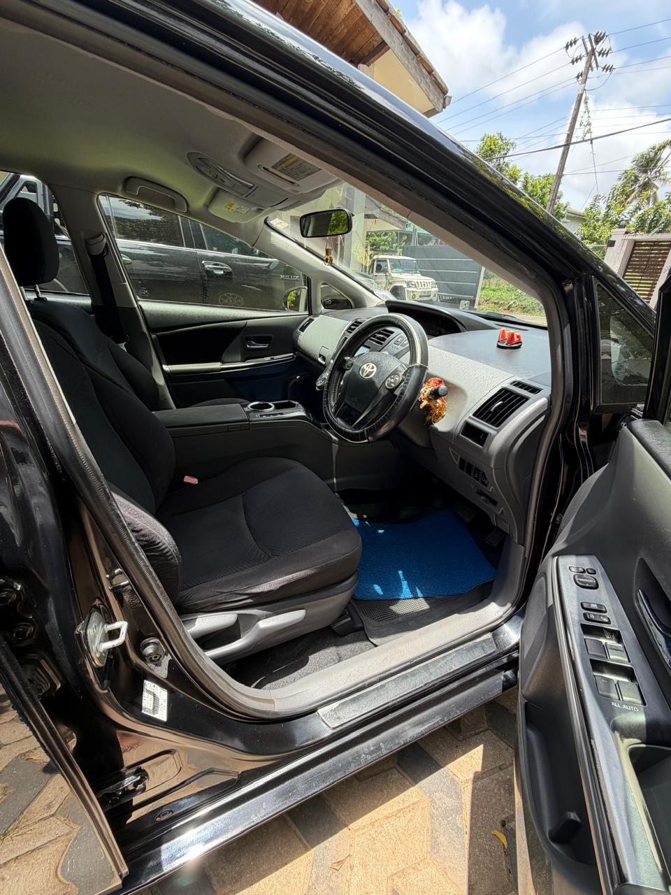 Toyota Prius Alpha 2014