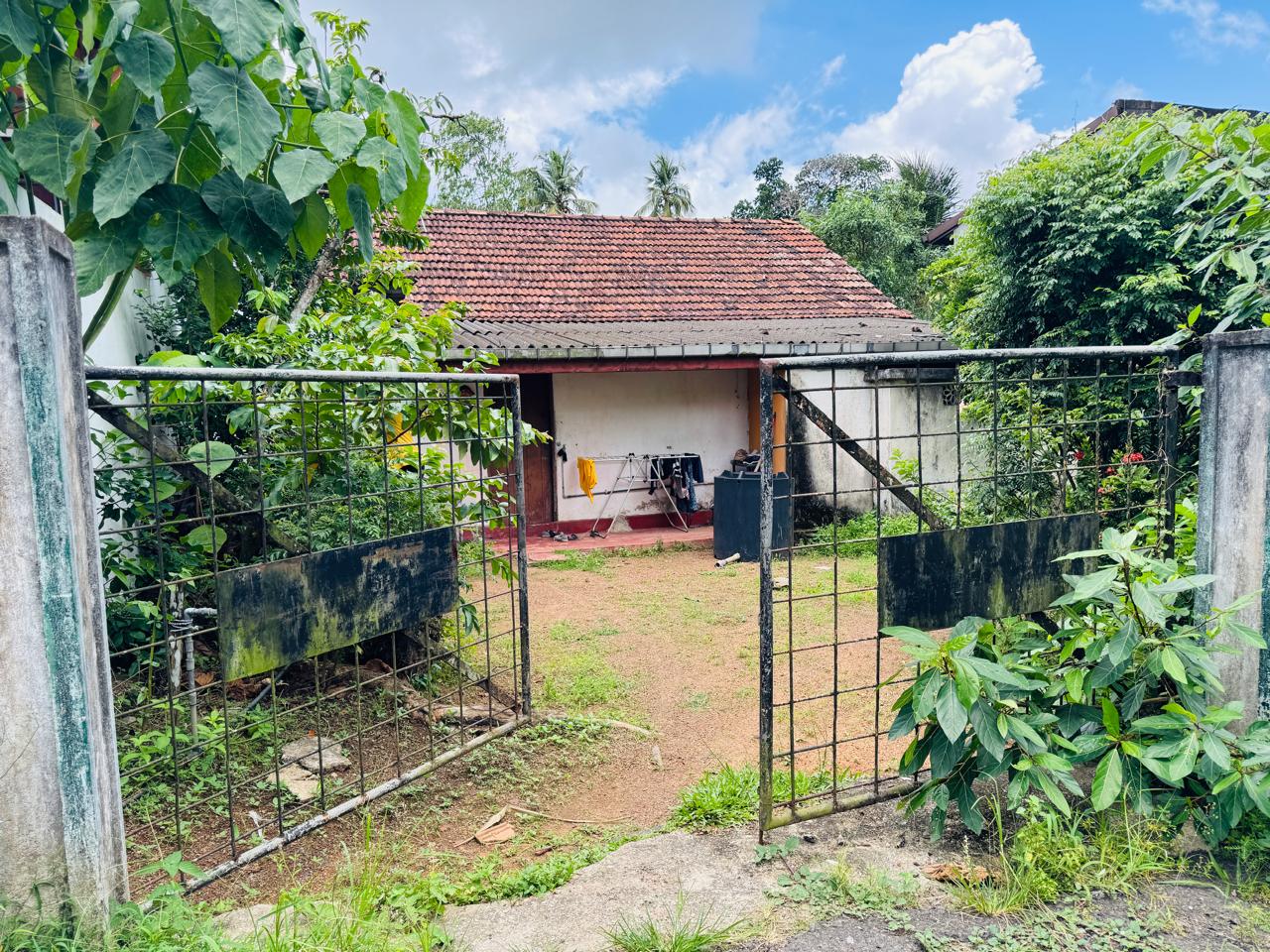 අතුරුගිරිය – රුක්මල්ගම ප්‍රදේශයේ පර්චස් 12ක ඉඩමක් සහ නිවසක් විකිණීමට ඇත