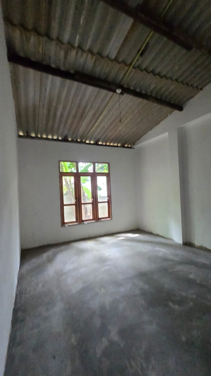 පර්චස් 15, අඩක් සාදා නිමකරන ලද දෙමහල් නිවසක්. දිවුලපිටිය.
