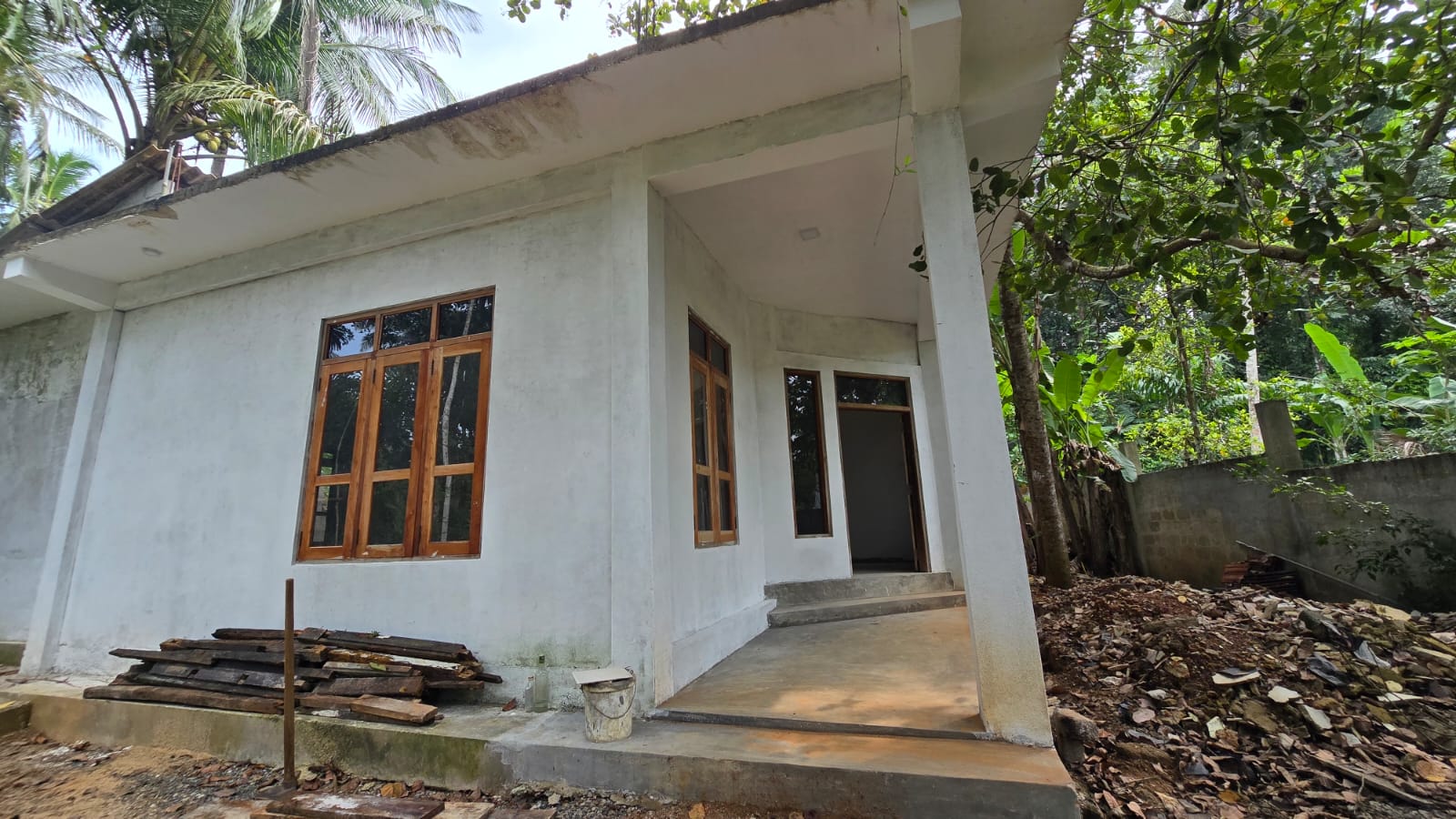 පර්චස් 15, අඩක් සාදා නිමකරන ලද දෙමහල් නිවසක්. දිවුලපිටිය.