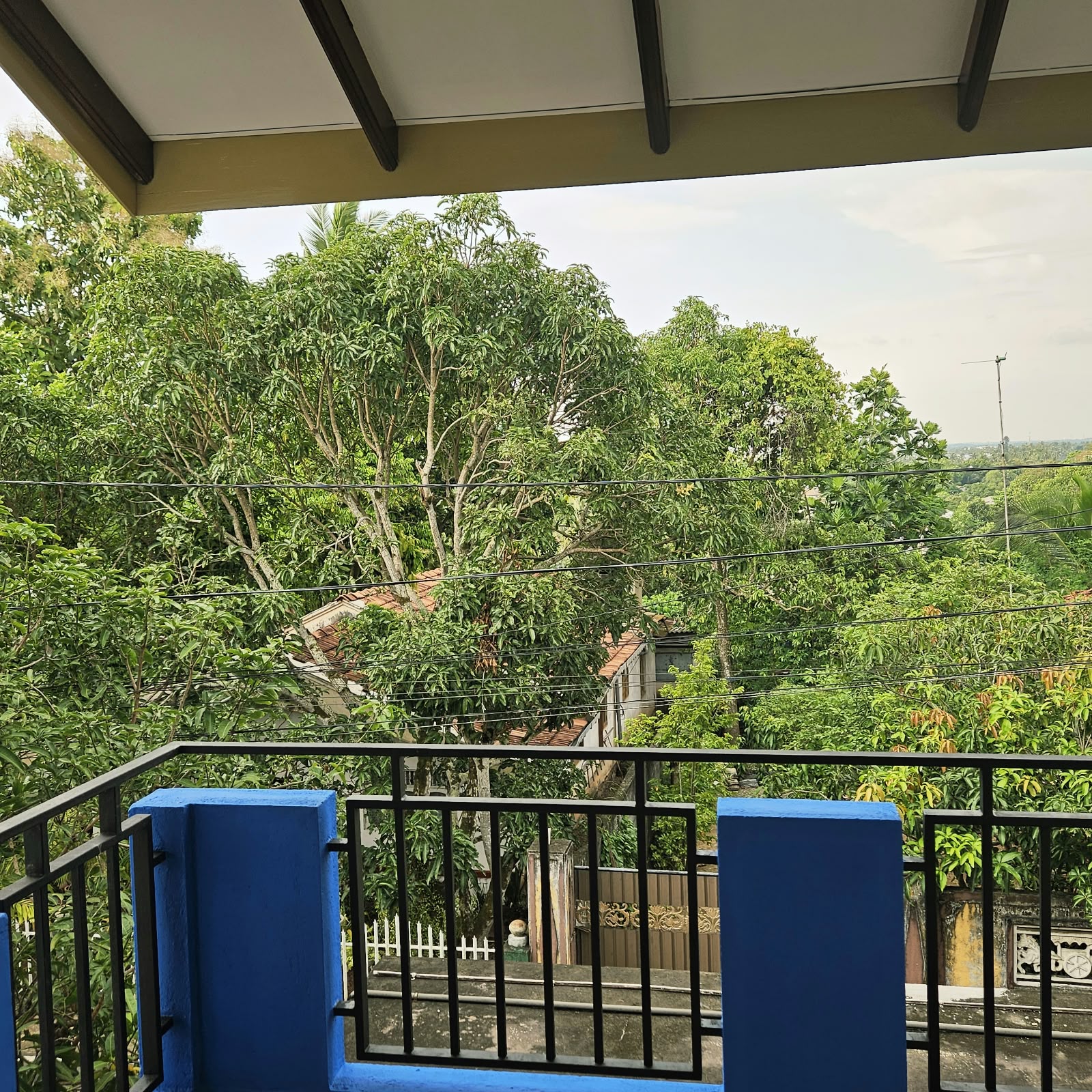 ජා-ඇලින් ගෘහ භාණ්ඩ සහිත, පදිංචියට සූදානම් අලංකාර නිවසක්