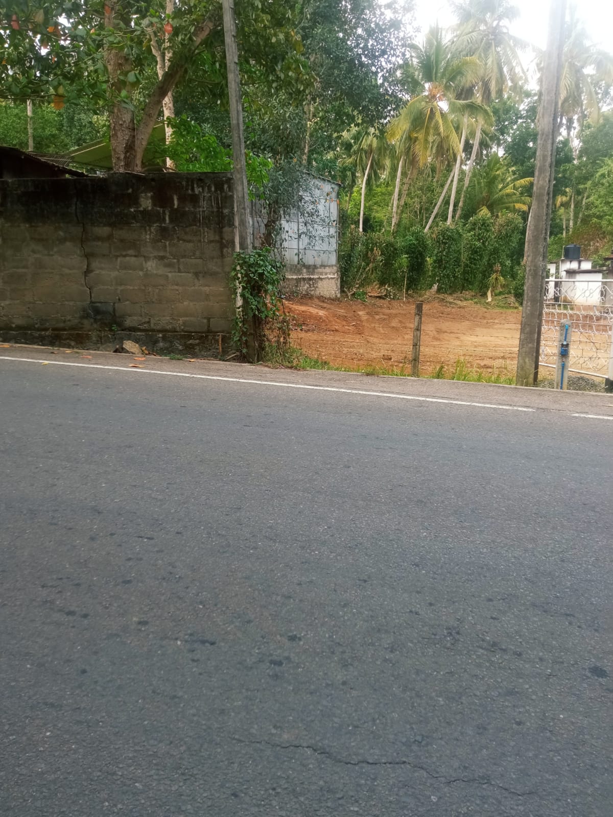 මොණරාගල නගරයේ අගනා ඉඩමක් විකීණීමට