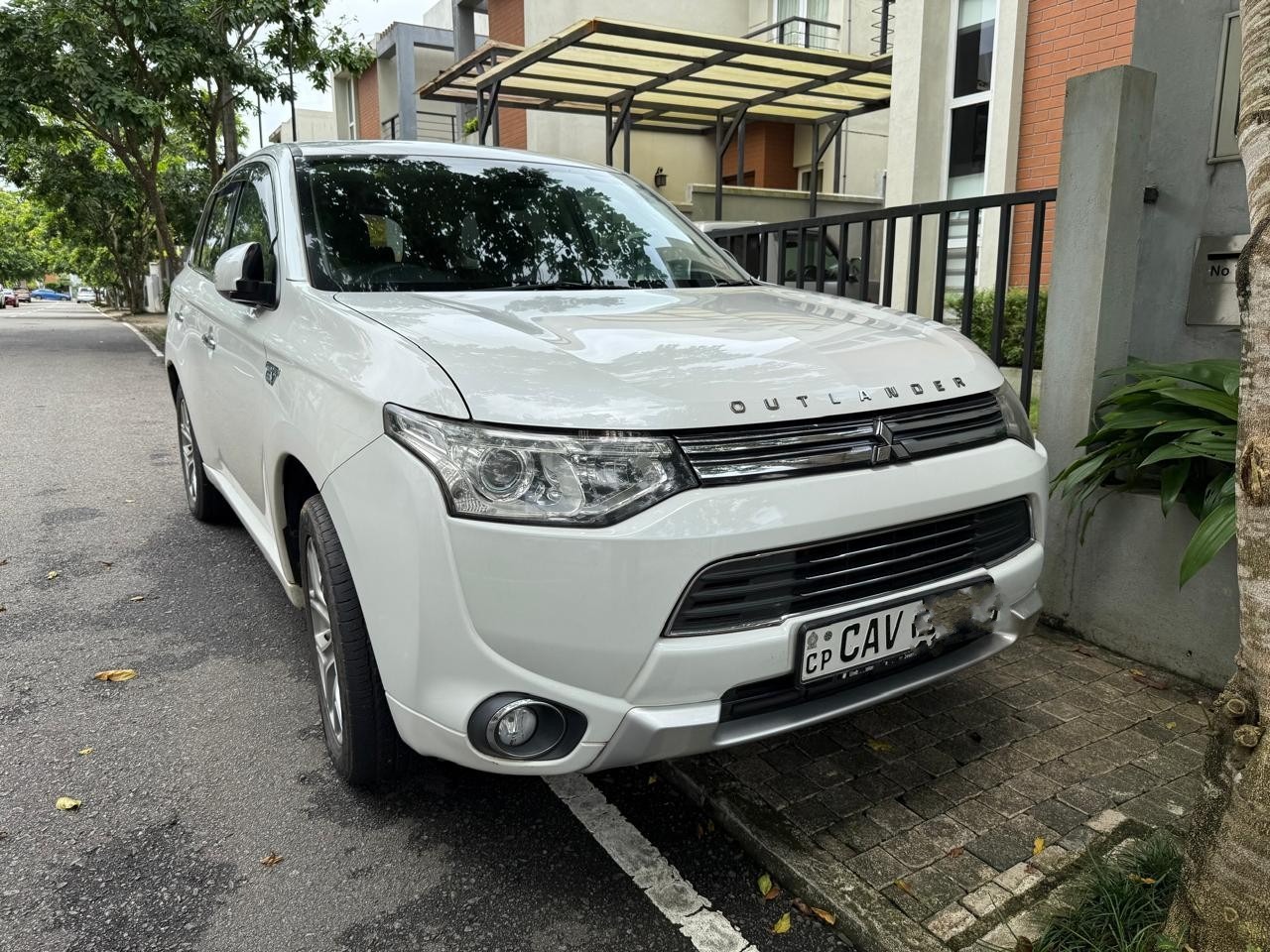 Mitsubishi Outlander PHEV Nevi 2015